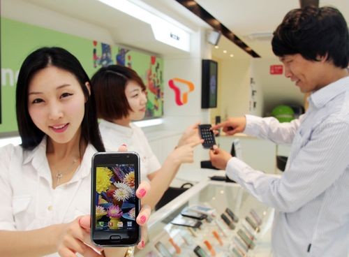 Sales Girl shows Samsung Galaxy S