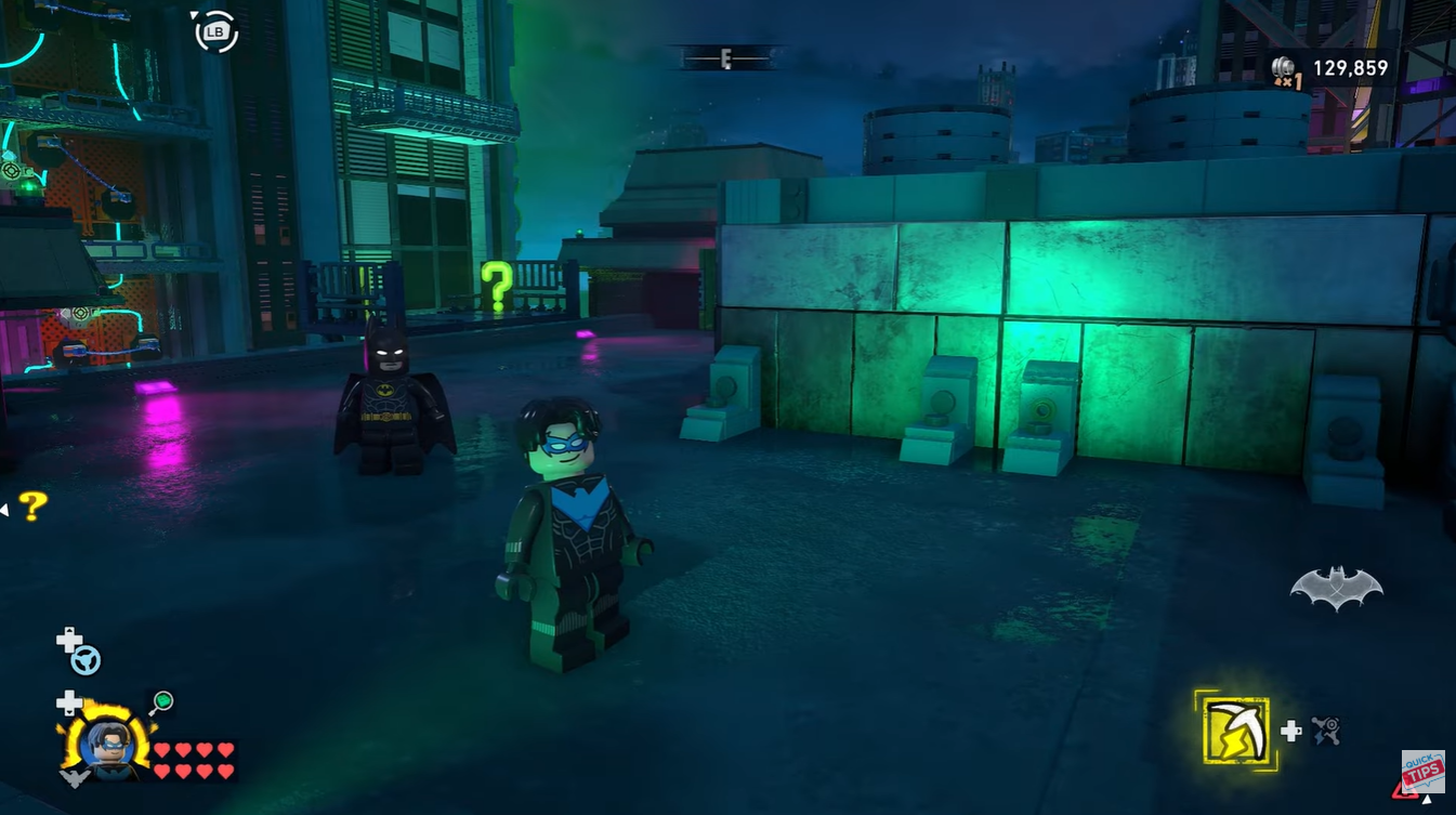 Batman and Nightwing standing on a roff in Gotham City in LEGO Batman: Legacy of the Dark Knight 