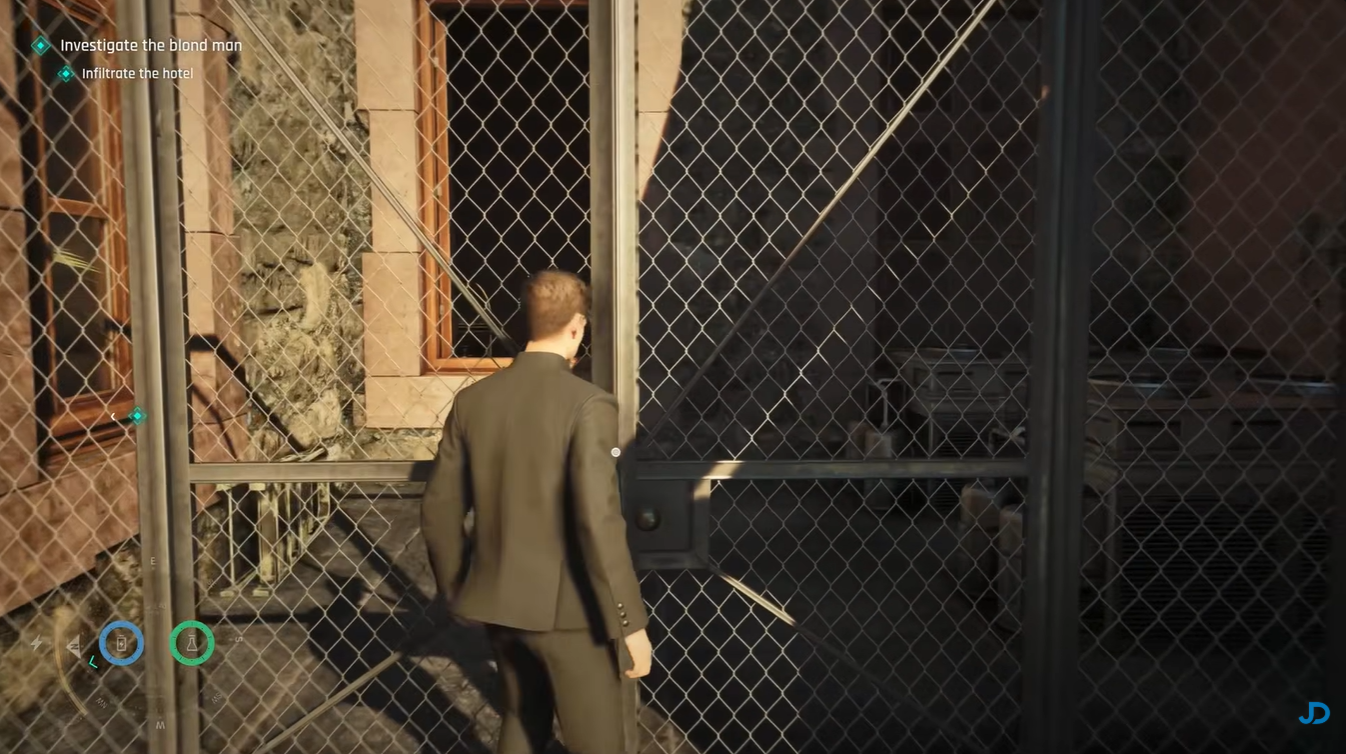 Bond kicking open the hotel gate during stealth infiltration in 007 First Light